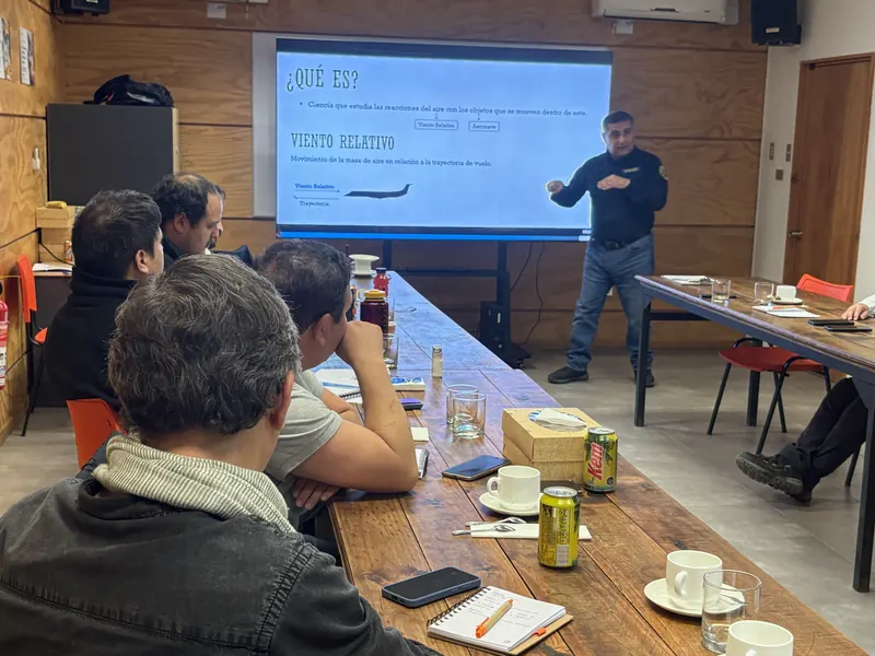 Ivan exponiendo ante un equipo de trabajo