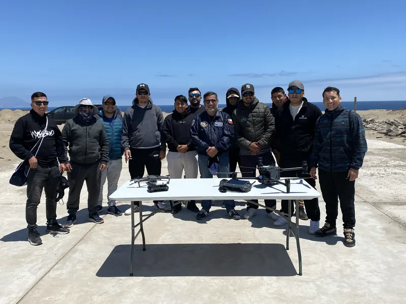 Equipo de pilotos antes de una práctica de vuelo